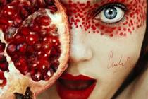 Девушка с фруктами: Озорные автопортреты от Кристины Отеро