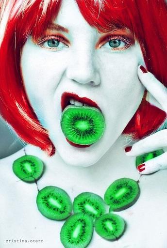 Обо всем - Девушка с фруктами: Озорные автопортреты от Кристины Отеро